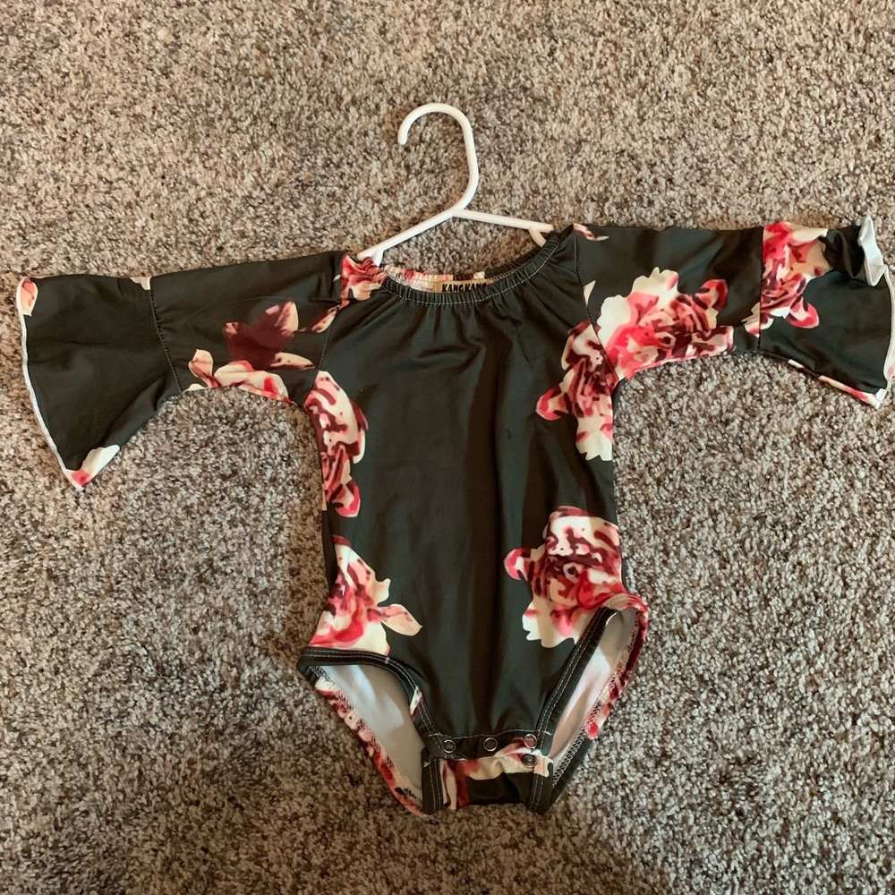 Kang Kang Olive green bell sleeve bodysuit. size 6 months